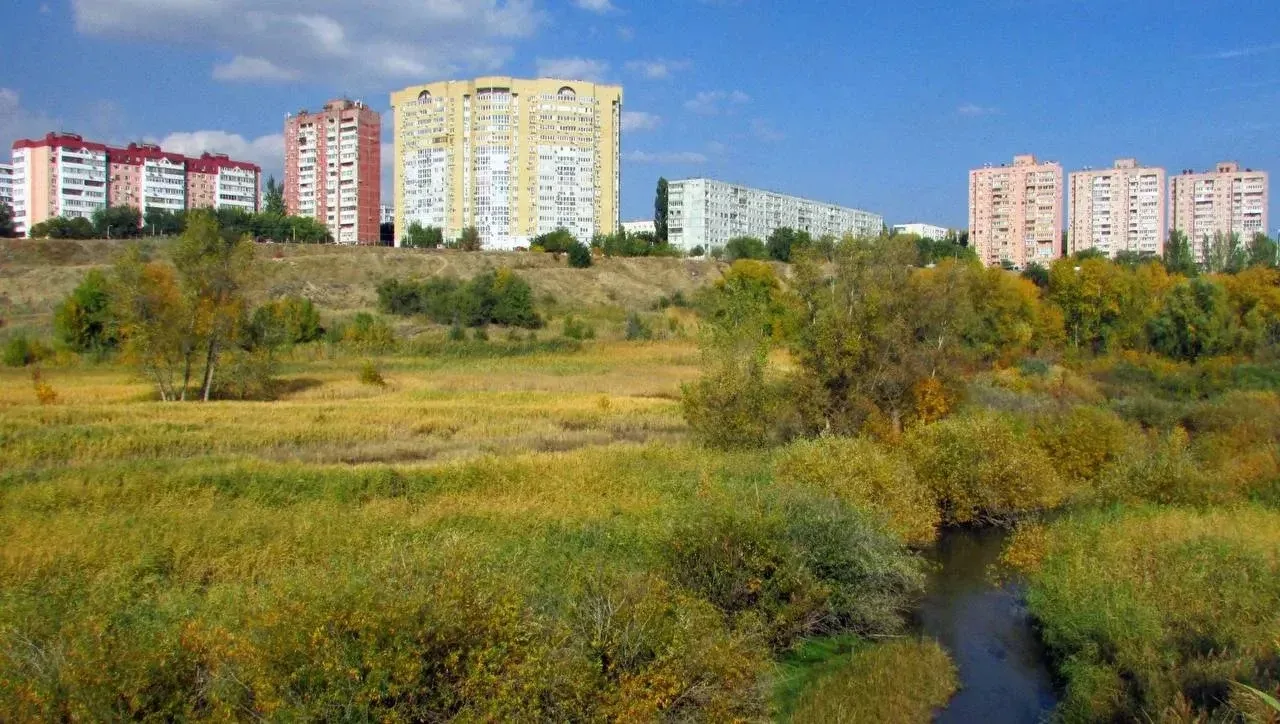 Спартановка осенью: жилые дома и зелёная долина